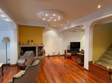 Casa · 200m² · 7 Ambientes · 2 Cocheras · Chalet en Venta en Excelente Zona Residencial de Morón