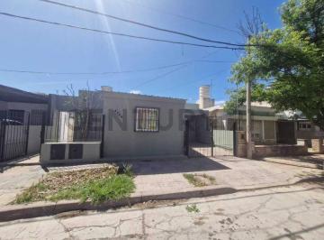 Casa · 163m² · 4 Ambientes · 1 Cochera · Vivienda de 3 Dorm.!