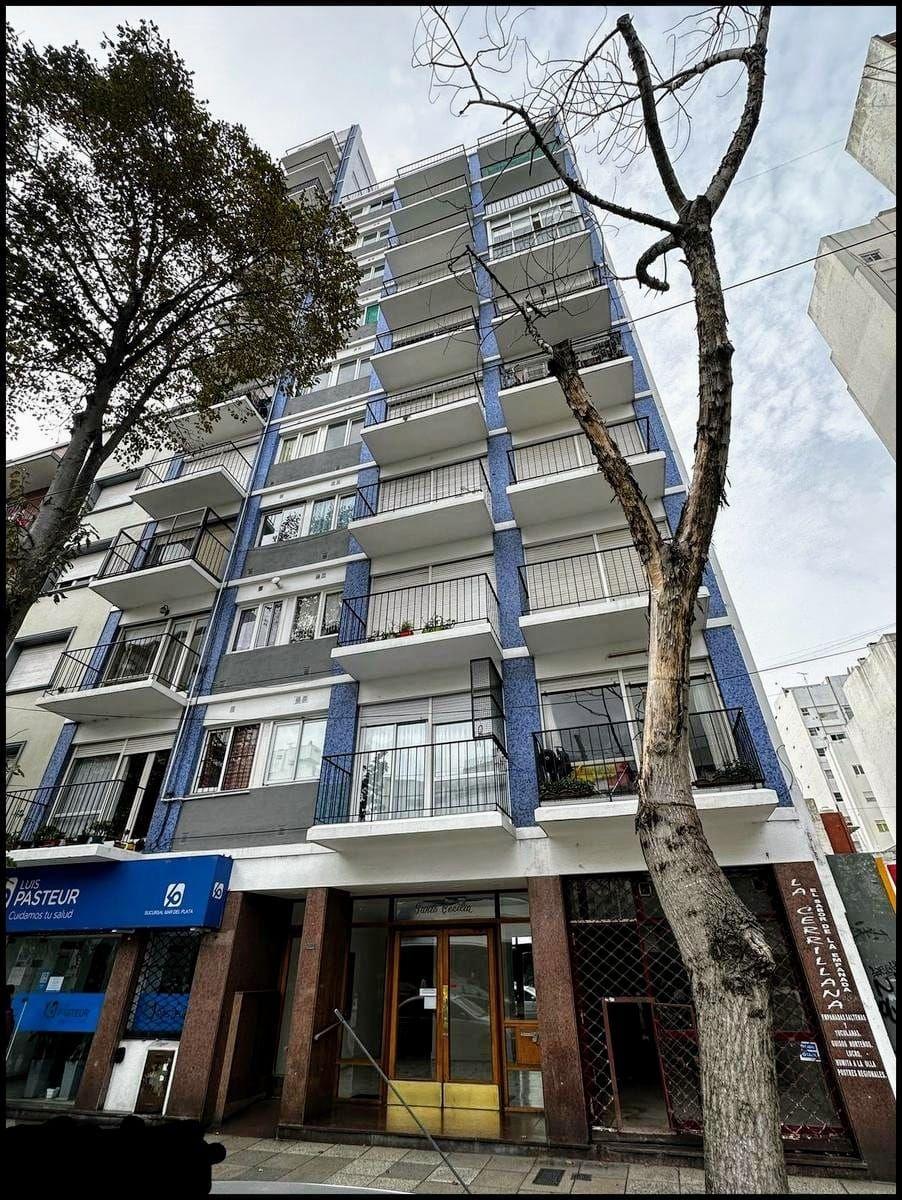 Departamento de 2 ambientes, cuenta con 52 mt2, de los cuales 34 mt2 son cubiertos