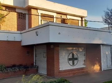Casa · 179m² · 6 Ambientes · 2 Cocheras · Casa con Local Comercial en Venta, La Plata