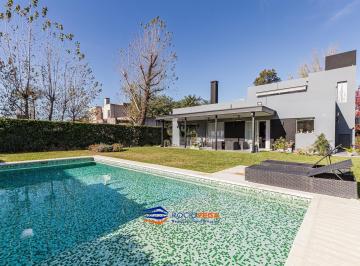 Casa · 225m² · 4 Ambientes · 1 Cochera · Casa a La Venta en Casco de Álvarez Moreno