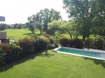 Casa · 800m² · 8 Ambientes · 2 Cocheras · Casa en Venta en Campo Grande
