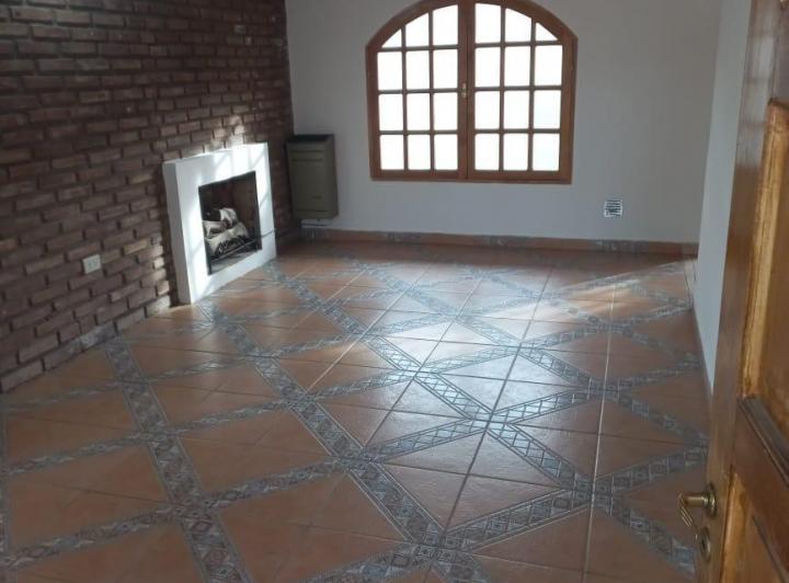 Casa · 130m² · 8 Ambientes · 1 Cochera