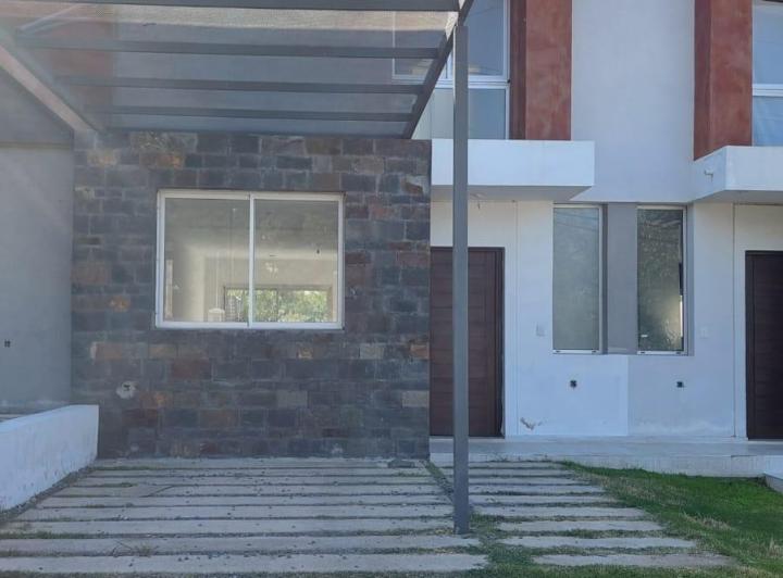 Casa · 1m² · 6 Ambientes · 1 Cochera