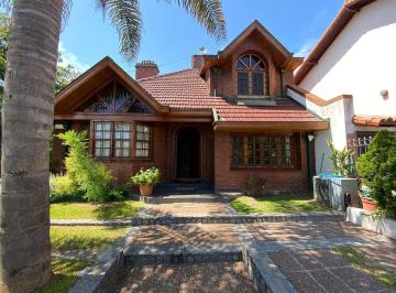 Casa · 320m² · 5 Ambientes · Chalet en Alquiler Barrio Parque Bernal