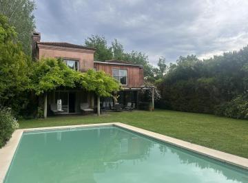 Casa · 840m² · 5 Ambientes · 2 Cocheras · Casa en Ayres de Pilar, Lote 840 m²