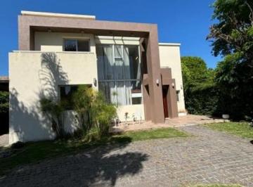 Casa · 220m² · 4 Ambientes · 3 Cocheras · Casa 2 Plantas Country El Carmen Berazategui