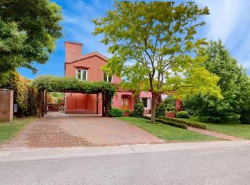 Casa · 260m² · 5 Ambientes · 2 Cocheras · Reservada - Venta Casa en Barrio Privado Arenas del Sur de 5 Ambientes con Parque y Piscina.