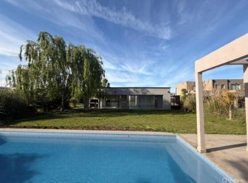 Casa · 185m² · 4 Ambientes · 3 Cocheras · Venta de Casa con Pileta en San Sebastian