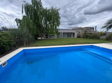 Casa · 185m² · 4 Ambientes · 3 Cocheras · Venta de Casa con Pileta en San Sebastian