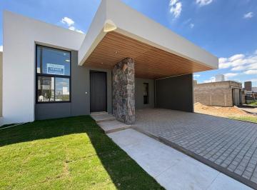 Casa · 160m² · 4 Ambientes · 2 Cocheras · Docta Venta Casa a Estrenar 3 Dorm.