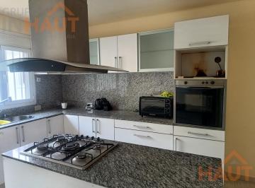 Casa · 200m² · 4 Ambientes · 1 Cochera · Venta de Casa de 2 Habitaciones Área Centro