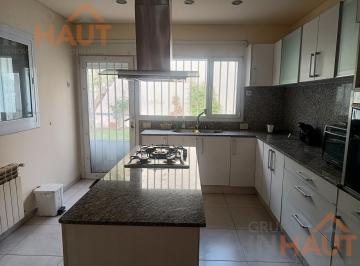 Casa · 200m² · 4 Ambientes · 1 Cochera · Venta de Casa de 2 Habitaciones Área Centro