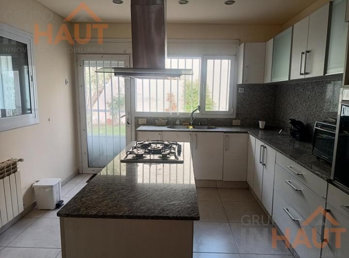 Casa · 200m² · 4 Ambientes · 1 Cochera