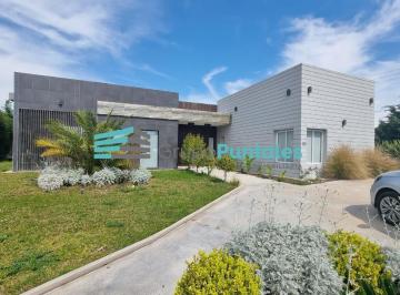 Casa · 198m² · 4 Ambientes · 2 Cocheras · Casa en Pb, en Lagos de Canning Sobre Lote de 735 m² con 3 Dorm. y Piscina