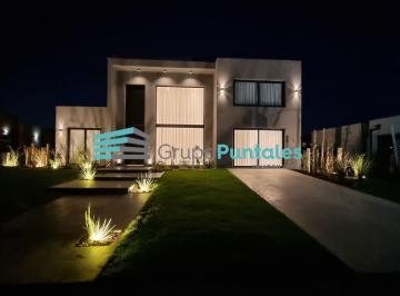 Casa · 260m² · 5 Ambientes · 2 Cocheras · Casa en Barrio Don Joaquin en Canning con Detalles de Categoría