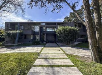 Casa · 908m² · 11 Ambientes · Impecable Propiedad en Alquiler en Highland Park.