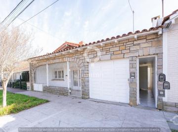 Casa · 240m² · 4 Ambientes · 1 Cochera · Local en Plaza Mitre