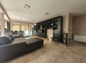 Casa · 163m² · 5 Ambientes · 2 Cocheras · Casa Apta Credito en Venta de 3 Habitaciones, Hermosa Pileta con Chincho