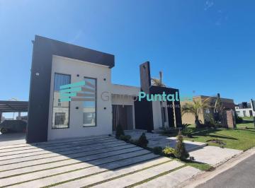 Casa · 4 Ambientes · 2 Cocheras · Casa en Lagos de Canning en Una Planta con 3 Dorm. y Piscina