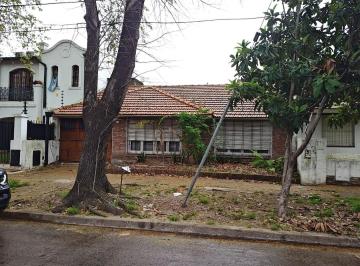 Casa · 111m² · 3 Ambientes · 1 Cochera · Venta Casa con Dos Dorm. y Patio Muy Buena Ubicación