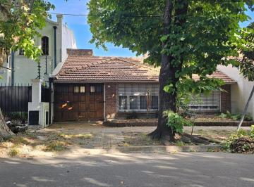 Casa · 111m² · 3 Ambientes · 1 Cochera · Venta Casa con Dos Dorm. y Patio Muy Buena Ubicación
