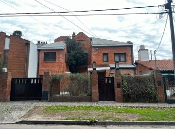 Casa · 350m² · 4 Ambientes · 3 Cocheras · Venta Excelente Chalet con Piscina y Quincho
