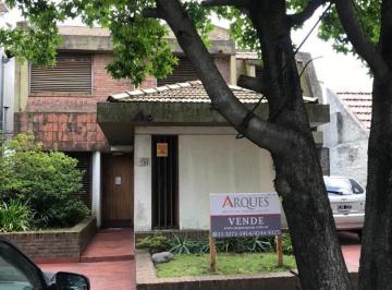 Casa · 170m² · 5 Ambientes · 2 Cocheras · Propiedad Ideal Para Dos Familias, con Amplio Jardín.