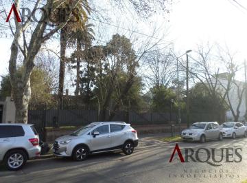 Casa · 558m² · 6 Ambientes · 7 Cocheras · Venta Distinguido Chalet con Gran Jardín