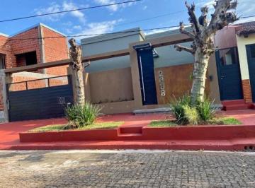 Casa · 4 Ambientes · Casa de 3 Dorm. en Alquiler!