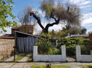 Casa · 100m² · 4 Ambientes · 3 Cocheras · Casa de 4 Ambientes con Gran Jardín Al Frente. a Reciclar