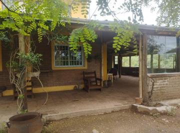Casa de 6 ambientes, Córdoba · Casa con 860 m² y 3 Dorm. en Venta en Unquillo
