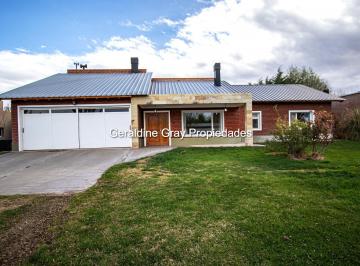 Casa de 4 ambientes, Centenario · Hermosa Casa Nivel Gerencial en Alquiler en El Barrio Privado Los Olivos