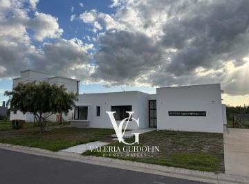Casa · 136m² · 4 Ambientes · 2 Cocheras · Casa en San Sebastian con Financiacion! Oportunidad!