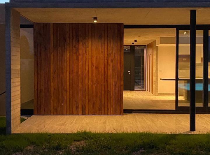 Casa · 850m² · 5 Ambientes · 4 Cocheras