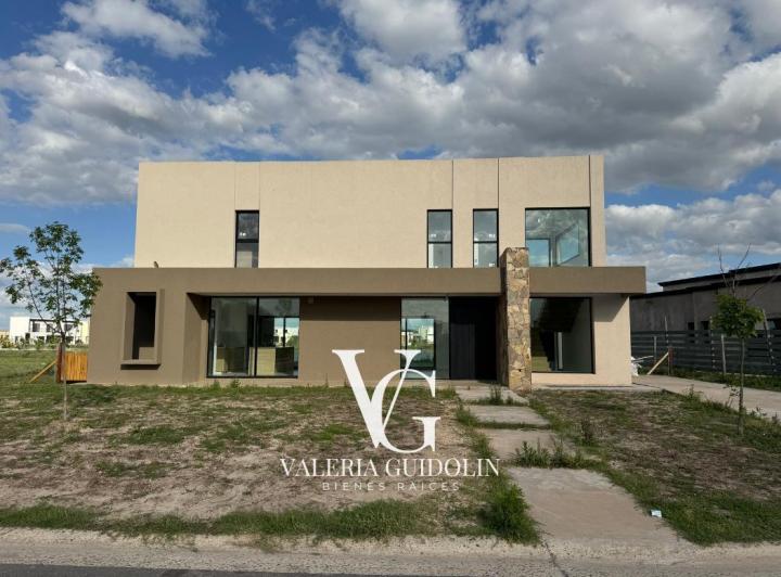 Casa · 160m² · 5 Ambientes · 4 Cocheras