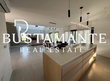 Casa · 210m² · 5 Ambientes · 4 Cocheras · Exclusiva Casa de Diseño con Piscina y Quincho en Lagos de Canning II