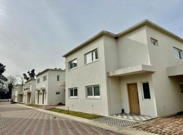 Casa · 132m² · 5 Ambientes · 1 Cochera · Casa de 4 Dorm. en Pilar con Jardin y Amenities