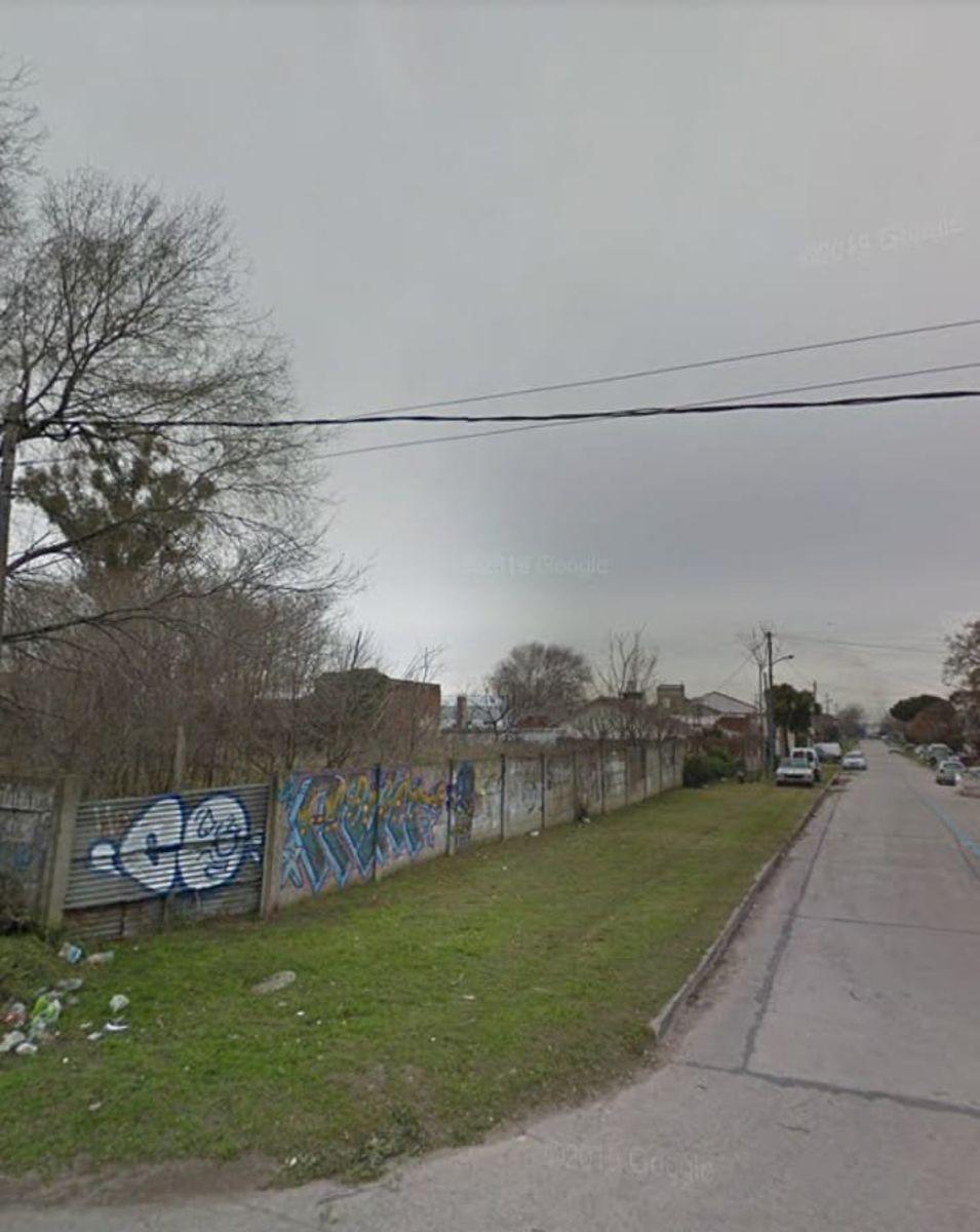 Oportunidad única: venta de 3 lotes en esquina estratégica con galpón