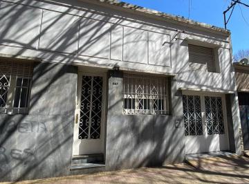 Casa · 244m² · 7 Ambientes · 1 Cochera · Casa en en Venta de 4 Dorm. Garage y Patio Apta Instituciones La Plata