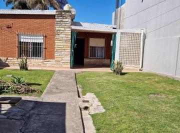 Casa · 96m² · 3 Ambientes · 2 Cocheras · Casa 3 Ambientes en Castelar Sur