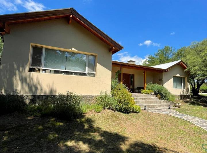 Casa · 220m² · 7 Ambientes · 1 Cochera