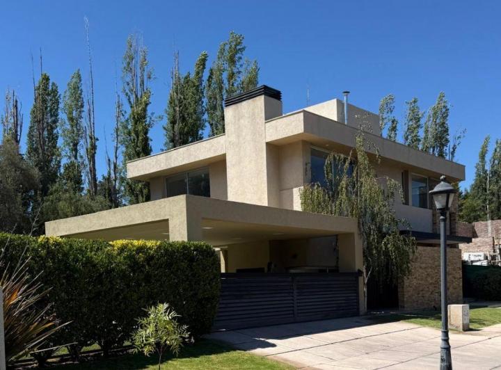 Casa · 237m² · 4 Ambientes · 2 Cocheras