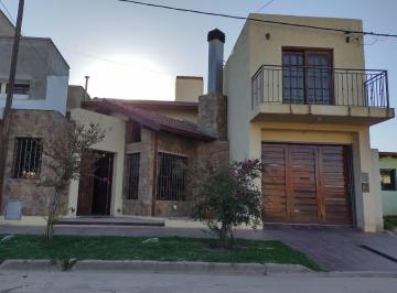 Casa · 250m² · 8 Ambientes · 1 Cochera · Casa en Villa Dolores