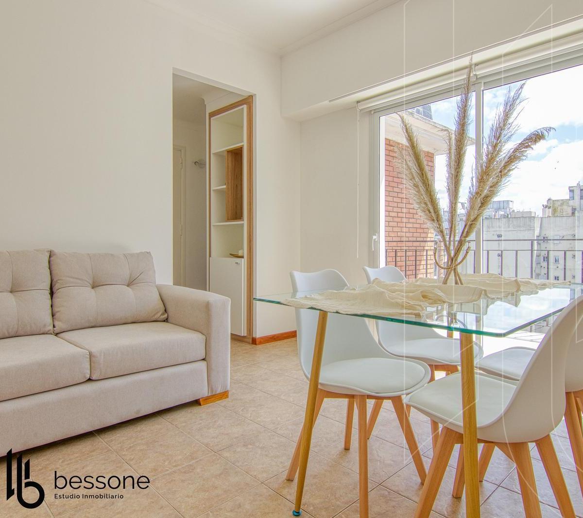 Cómodo living comedor con salida a un amplio balcón terraza al frente, ideal para disfrutar del aire libre y la luz natural. Cocina separada, totalmente amoblada y equipada, con espacio funcional de t