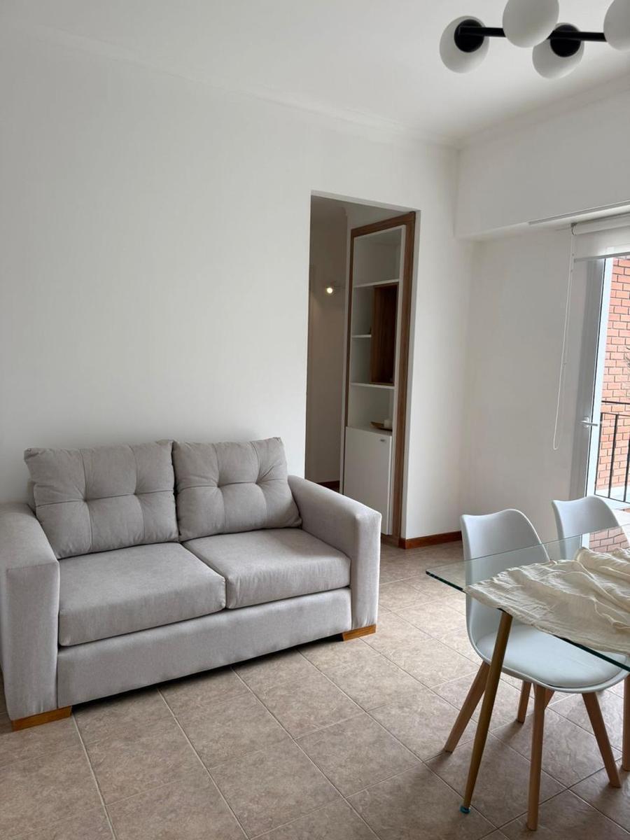 Cómodo living comedor con balcón terraza a la calle