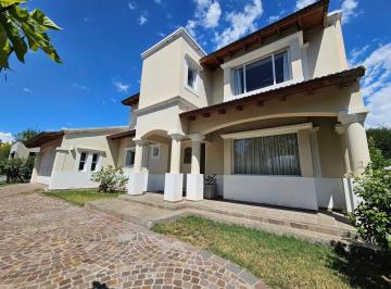 Casa · 465m² · 6 Ambientes · 2 Cocheras · Casa + Quincho en El B° Pueyrredón