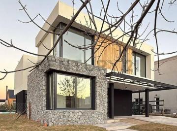 Casa · 240m² · 5 Ambientes · 2 Cocheras · Casa en Venta en Barrio Castaños, Nordelta, Tigre