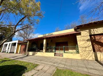 Casa · 220m² · 5 Ambientes · 1 Cochera · Casa Centrica con Terreno de 17 X 65 m