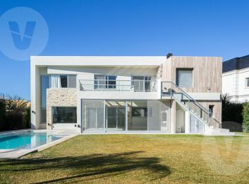 Casa · 290m² · 7 Ambientes · 1 Cochera · Casa en Alquiler - Barrio Terralagos, Canning